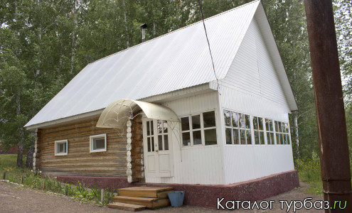 Один из уютных домиков базы отдыха Акбаш