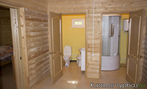 Один из уютных домиков базы отдыха Акбаш