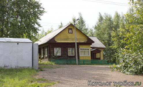 Один из уютных домиков базы отдыха Акбаш