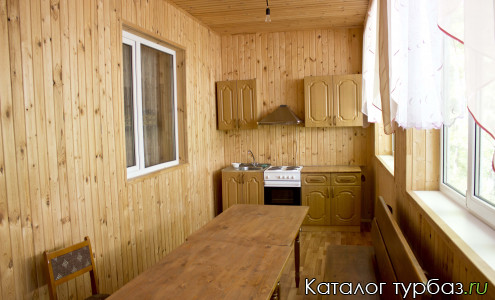 Один из уютных домиков базы отдыха Акбаш