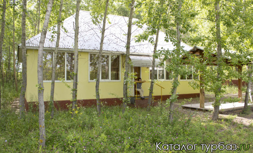 Один из уютных домиков базы отдыха Акбаш