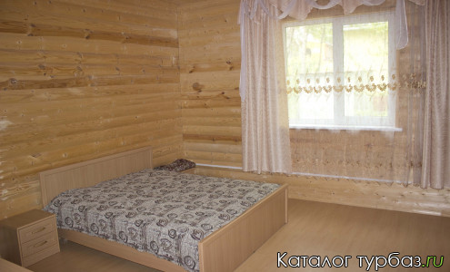 Один из уютных домиков базы отдыха Акбаш