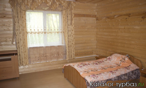 Один из уютных домиков базы отдыха Акбаш