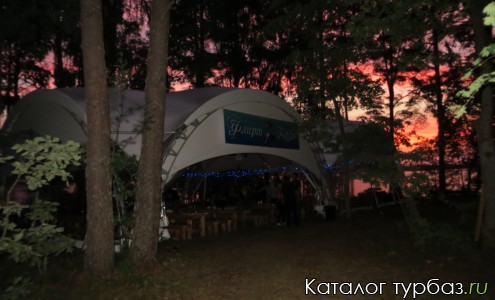 шатер-ресторан во время мероприятия