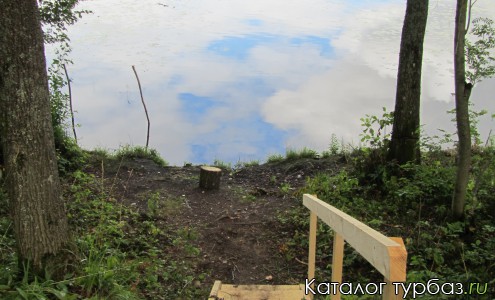 лестница к озеру на одном из кемпсайтов