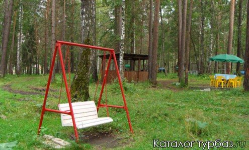 Качели и обустроенные площадки для пикника