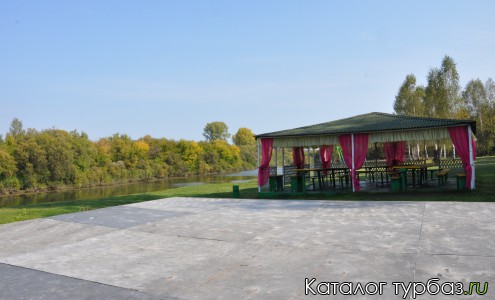 большой шатер на берегу, танцпол