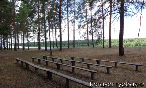 На берегу (слева от спуска к реке Дон)