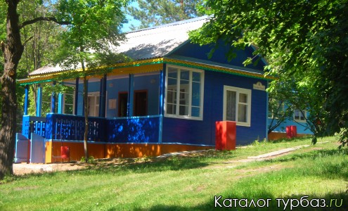 Деревяный летний домик