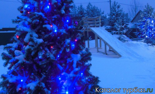 Новогодняя ель и горка с ватрушками