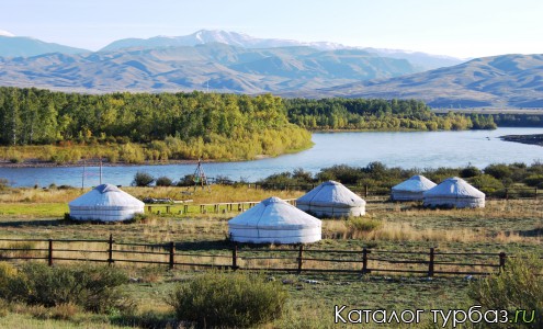 Территория юрточного комплекса "Бий-Хем"