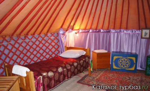 Юрта внутри, 1 из 2 кроватей