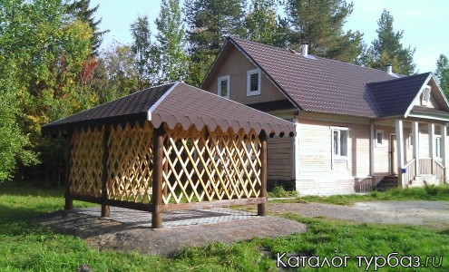 Главный корпус и беседка.