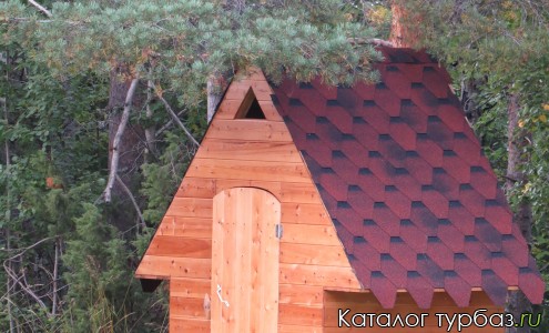 Туалет. Внутри - унитаз и раковина.