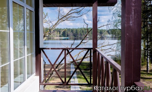 Центральный вход в гостевой дом "Таир" с террасой.