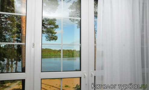 Французские окна в номерах-студиях гостевого дома "Таир", вид на озеро.