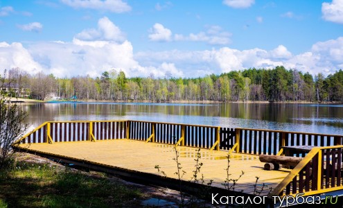 Пирс на пляже гостевого дома "Таир".