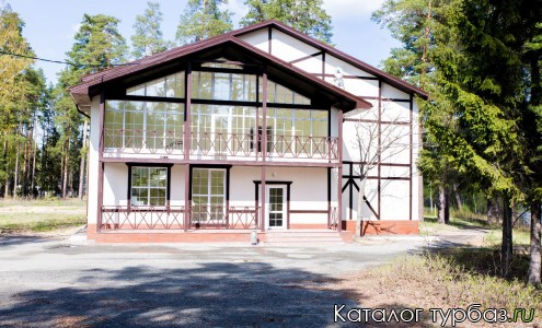 Центральный вход в гостевой дом "Таир". Та сторона дома, которая слева - окна этих номеров выходят на территорию. Та сторона дома, которая справа на фотографии - окна этих номеров выходят на озеро.