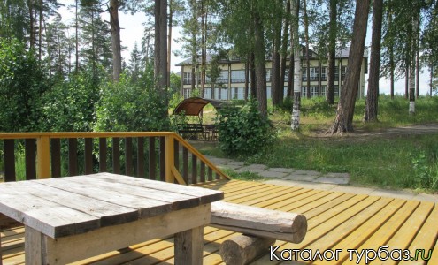 Пирс на пляже гостевого дома "Таир", виднее беседка.