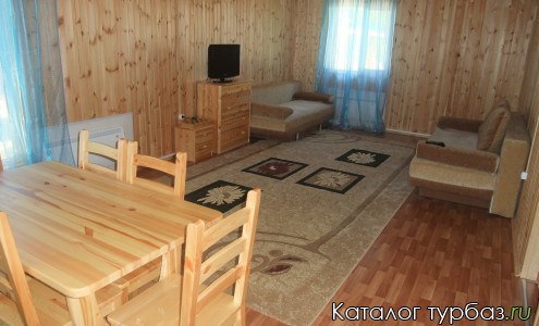 Гостиная в двухэтажном коттедже