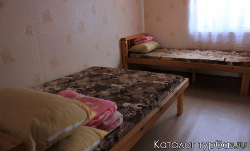 в спальне 1 двуспальная кровать, 2 односпальных