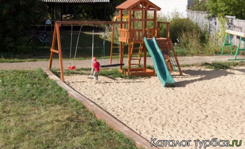 Детская площадка и площадка для пляжного волейбола и минифутбола. 