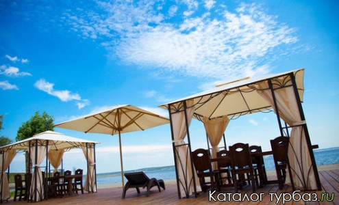 Летняя площадка на 35 человек с 2-мя шатрами и бамбуковым зонтом