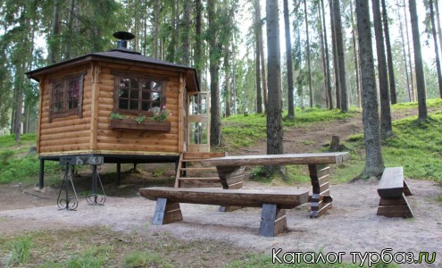 Гриль-беседка с мангальной площадкой на берегу озера